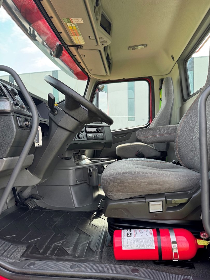 2020 VOLVO VNR300 - USED TRUCKS DAY CAB - image 13